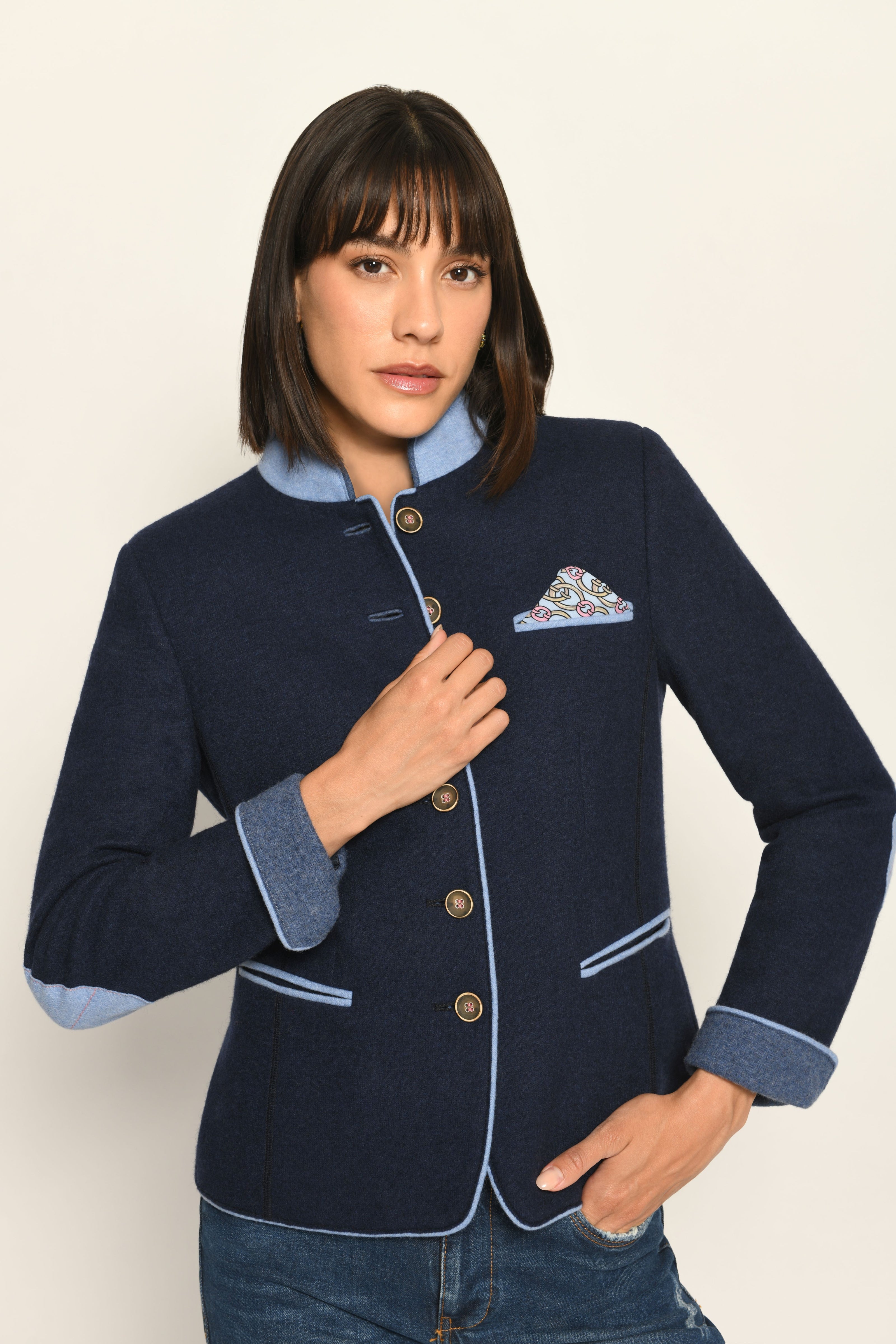 Blauer Woll-Janker für Damen mit hellblauen Details an Stehkragen, Ellenbogenpatches und Ärmelsaum – Vorderansicht