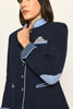 Blauer Woll-Janker für Damen mit hellblauen Details an Stehkragen, Ellenbogenpatches und Ärmelsaum – Nahaufnahme