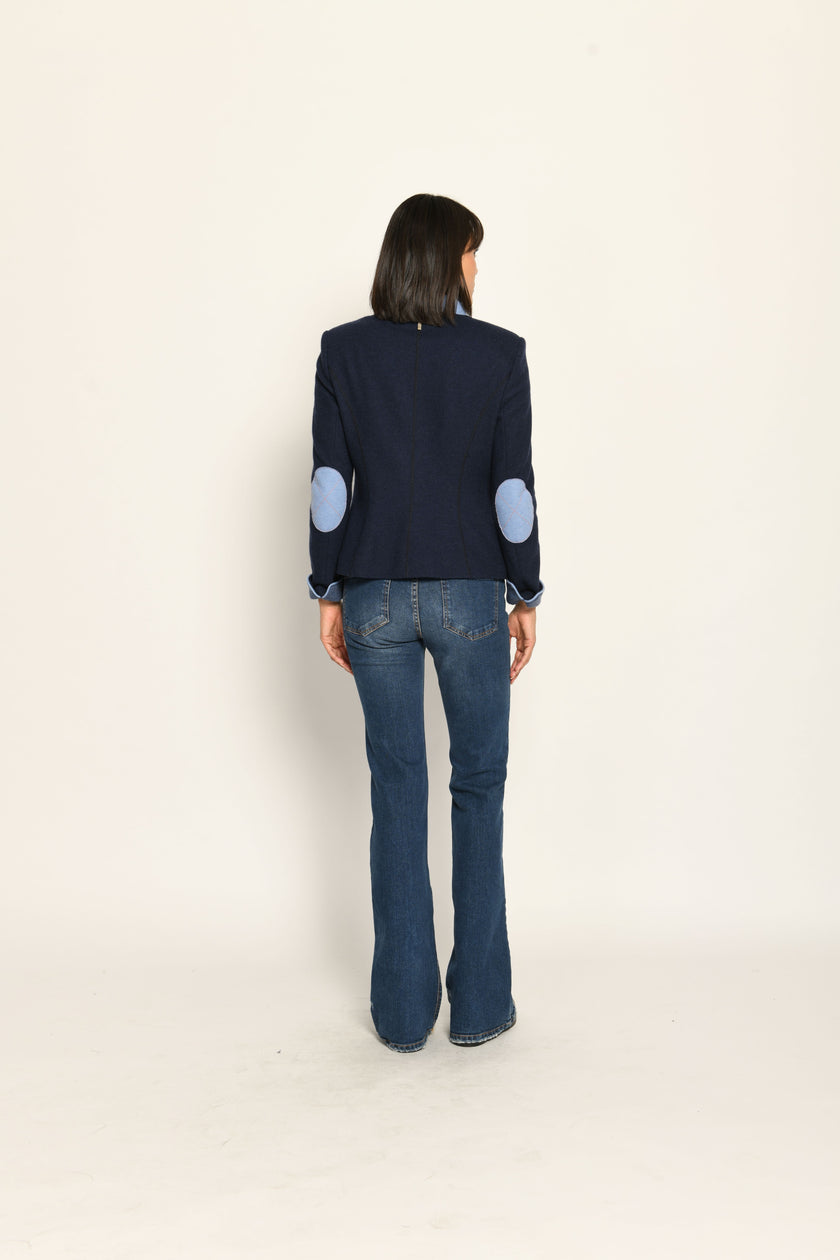 Blauer Woll-Janker für Damen mit hellblauen Details an Stehkragen, Ellenbogenpatches und Ärmelsaum – Rückansicht