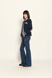 Blauer Woll-Janker für Damen mit hellblauen Details an Stehkragen, Ellenbogenpatches und Ärmelsaum – Seitenansicht links