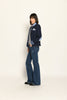 Blauer Woll-Janker für Damen mit hellblauen Details an Stehkragen, Ellenbogenpatches und Ärmelsaum – Seitenansicht links