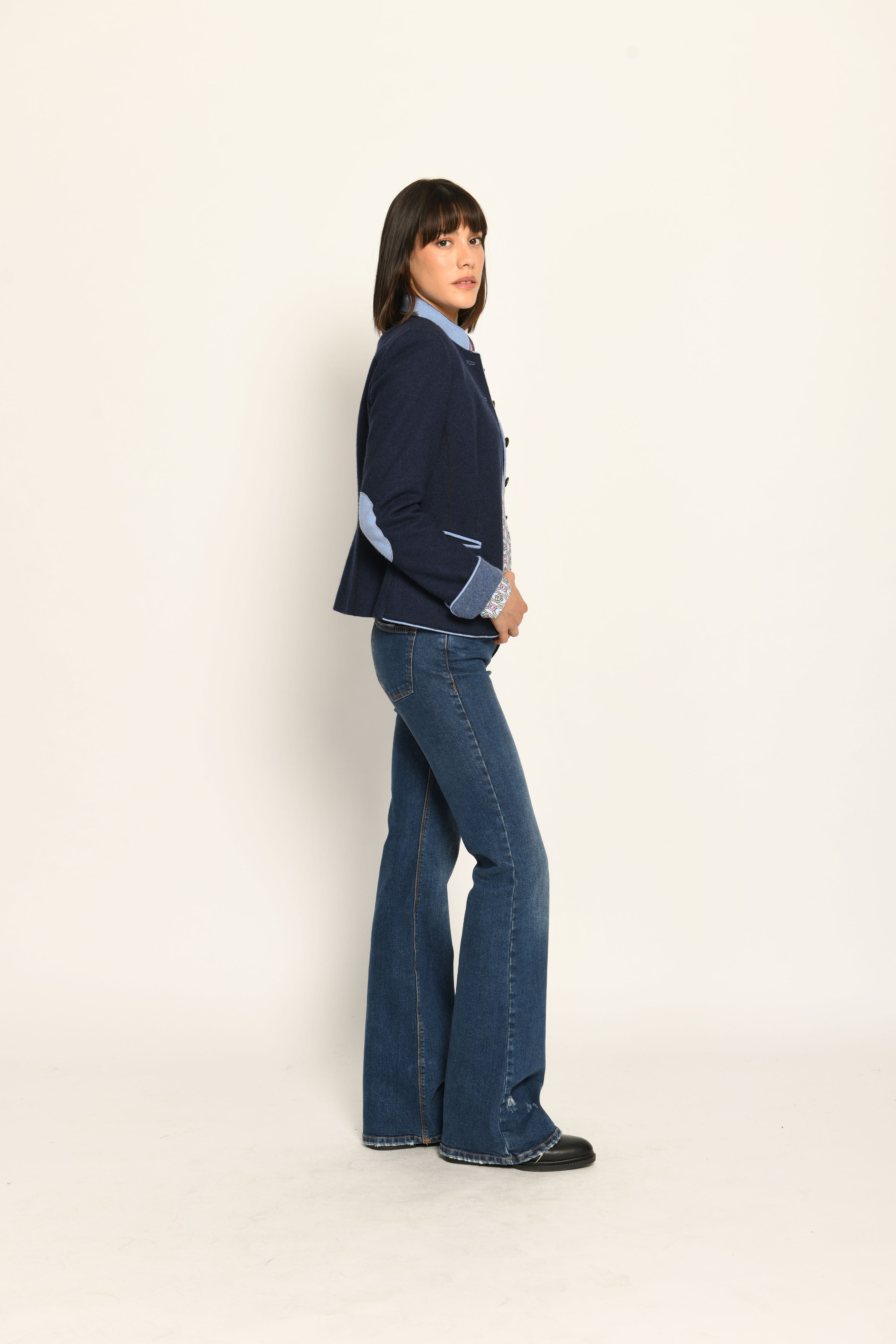 Blauer Woll-Janker für Damen mit hellblauen Details an Stehkragen, Ellenbogenpatches und Ärmelsaum – Seitenansicht rechts