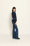 Blauer Woll-Janker für Damen mit hellblauen Details an Stehkragen, Ellenbogenpatches und Ärmelsaum – Seitenansicht 