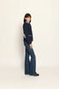Blauer Woll-Janker für Damen mit hellblauen Details an Stehkragen, Ellenbogenpatches und Ärmelsaum – Seitenansicht 