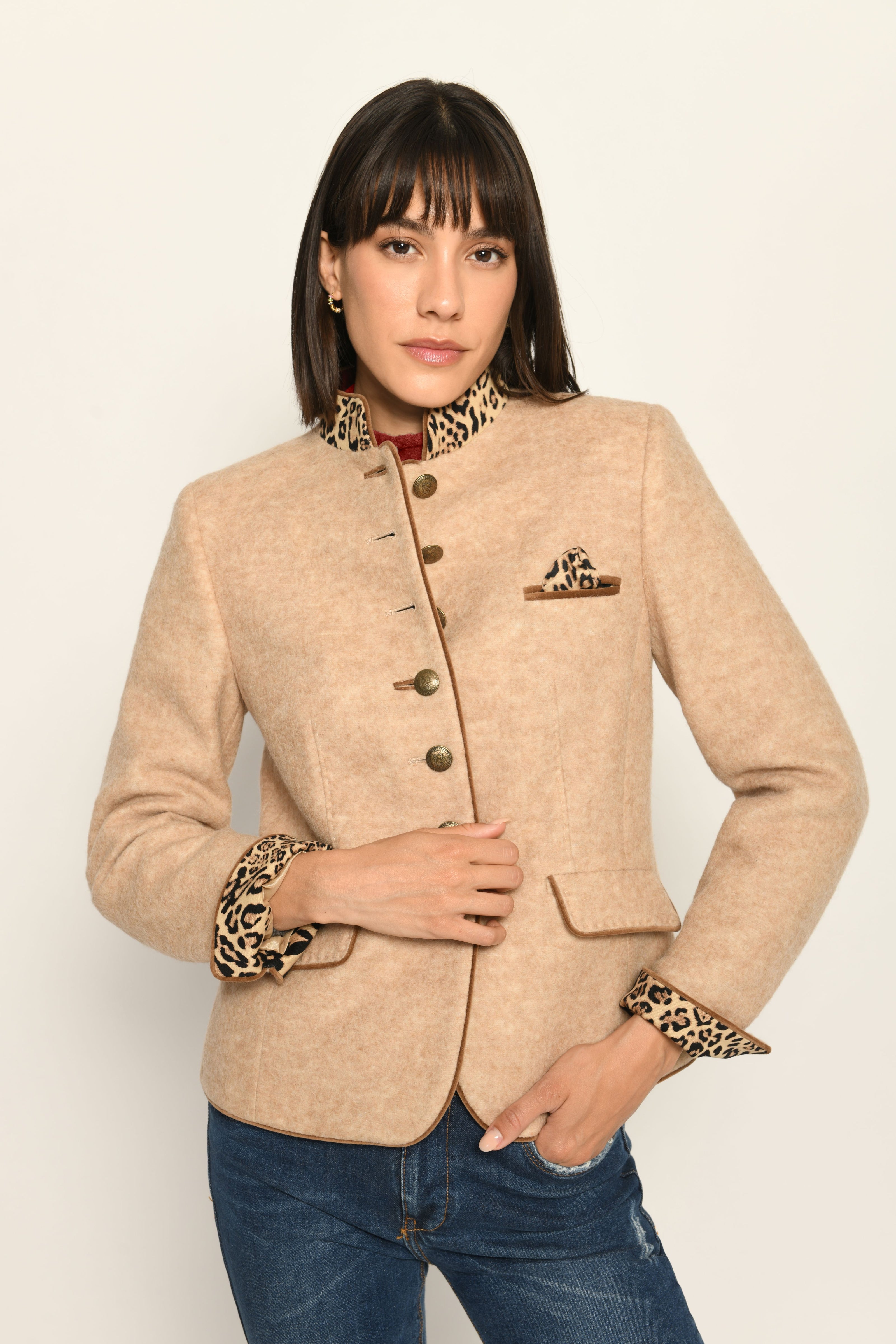 Beiger Janker für Damen aus Wolle mit Stehkragen, Einstecktuch und Ärmelsaumbeleg im Leo-Dessin – Nahaufnahme