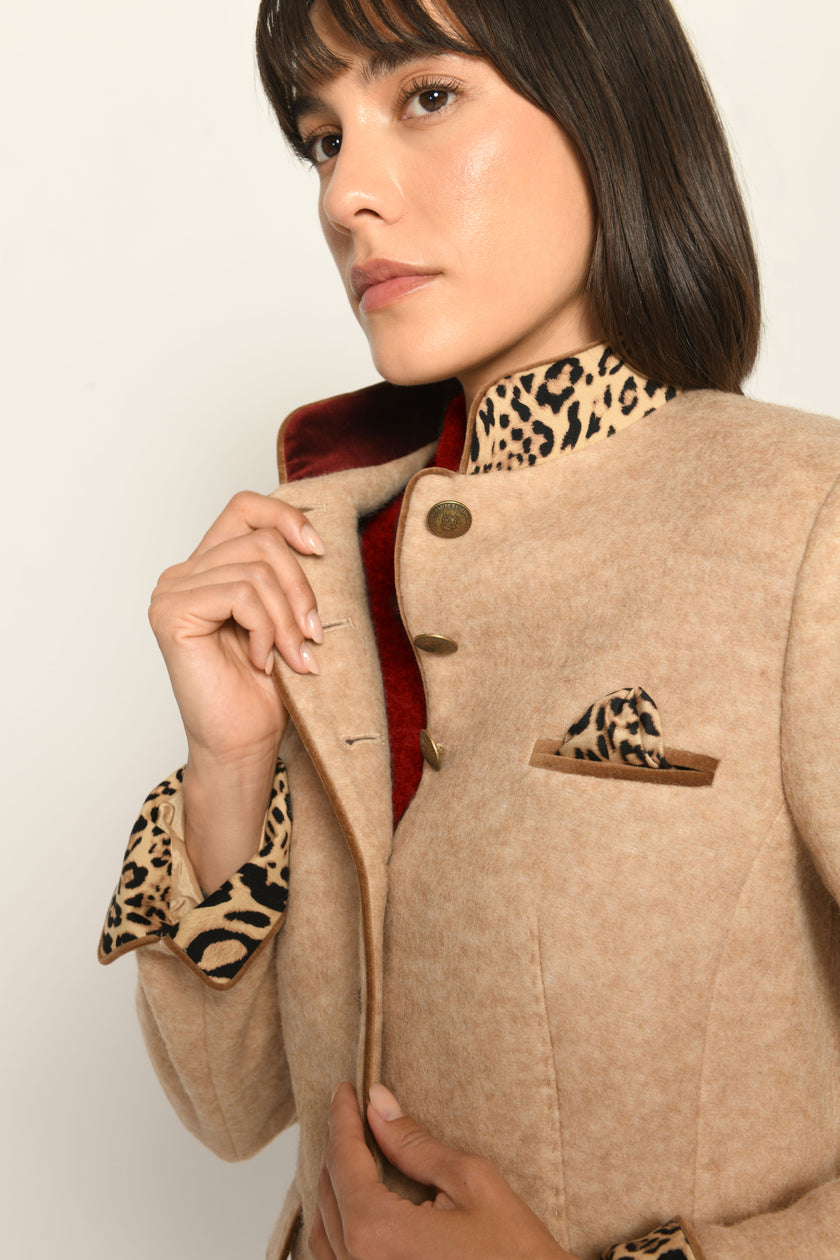 Beiger Janker für Damen aus Wolle mit Stehkragen, Einstecktuch und Ärmelsaumbeleg im Leo-Dessin – Detailaufnahme