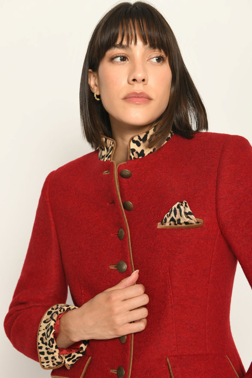 Roter Janker für Damen aus Wolle mit Stehkragen, Einstecktuch und Ärmelsaumbeleg im Leo-Dessin – Nahaufnahme