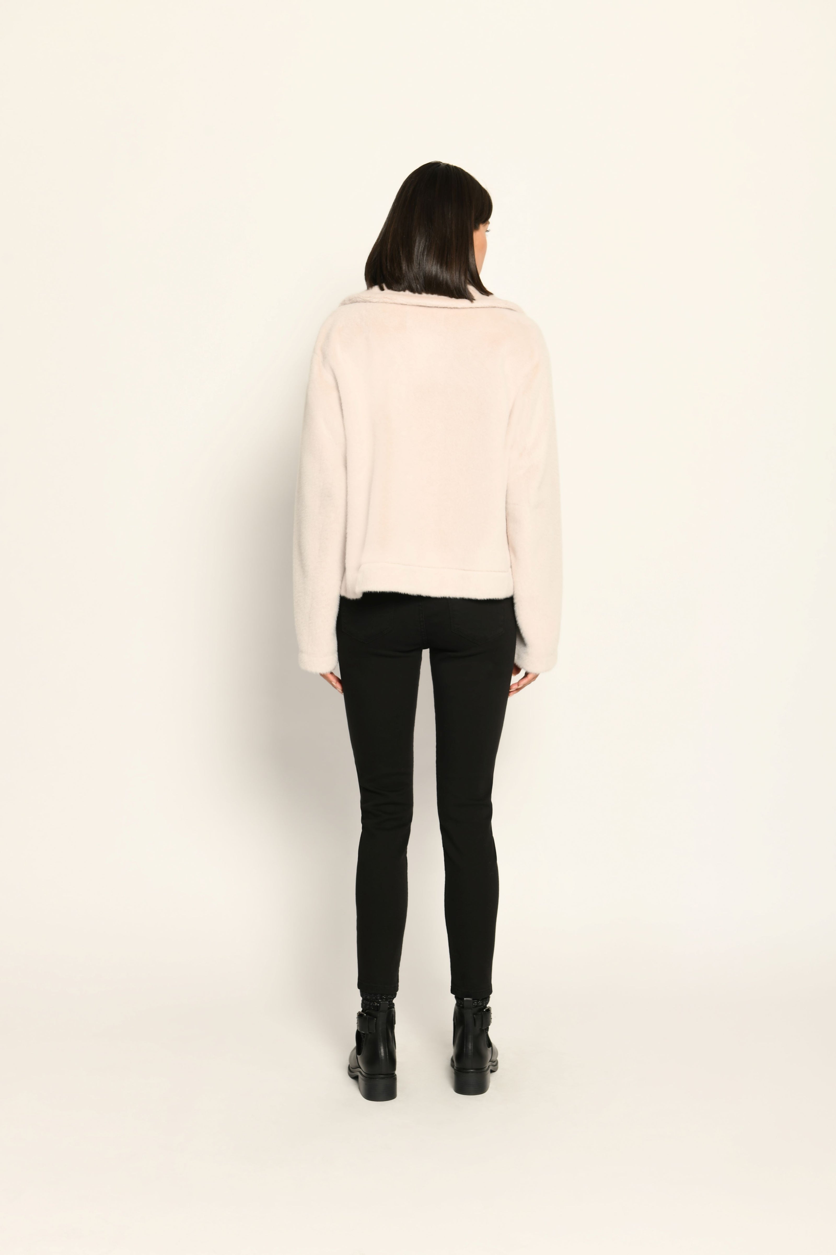 Offen getragene beige Webpelz-Kastenjacke für Damen mit Knopfleiste und aufgesetzten Patten – Rückansicht