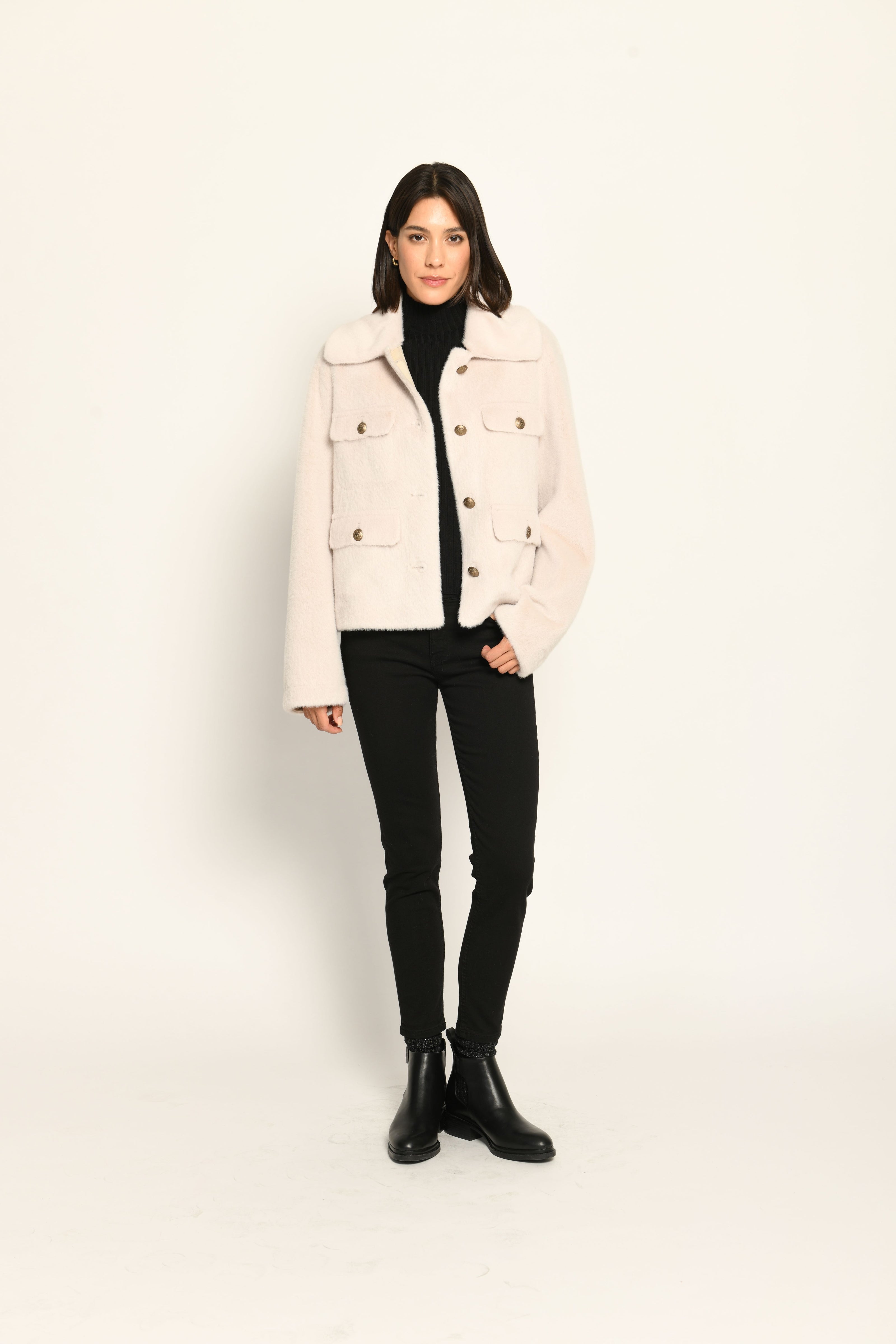 Beige Webpelz-Kastenjacke für Damen mit Knopfleiste und aufgesetzten Patten - Vorderansicht