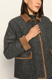 Moderne dunkelgraue Kastenjacke für Damen mit edlen braunen Cord-Details, lässig kombiniert zu Jeans – Nahaufnahme  