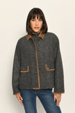 Moderne dunkelgraue Kastenjacke für Damen mit edlen braunen Cord-Details, lässig kombiniert zu Jeans – Front