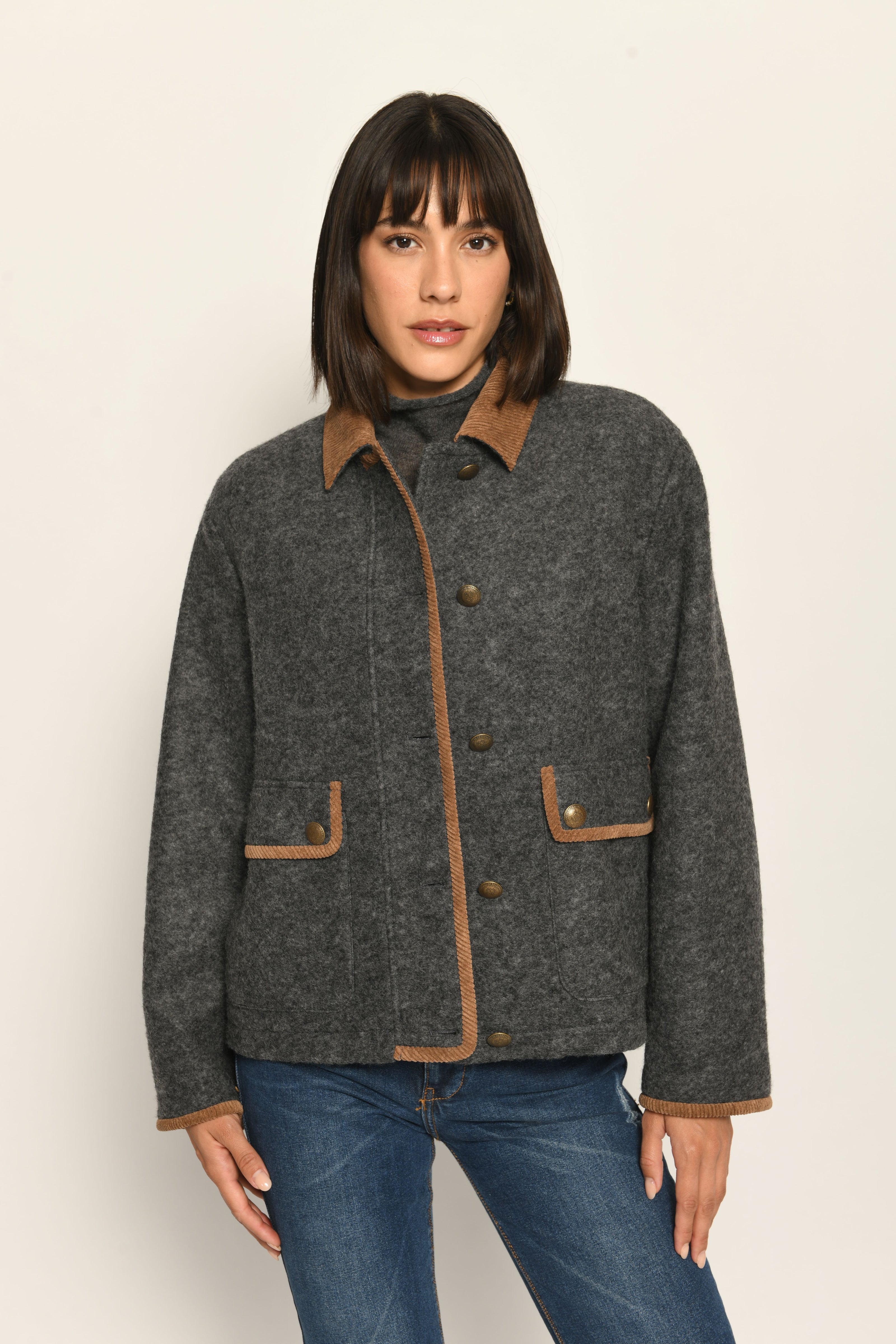 Moderne dunkelgraue Kastenjacke für Damen mit edlen braunen Cord-Details, lässig kombiniert zu Jeans – Front
