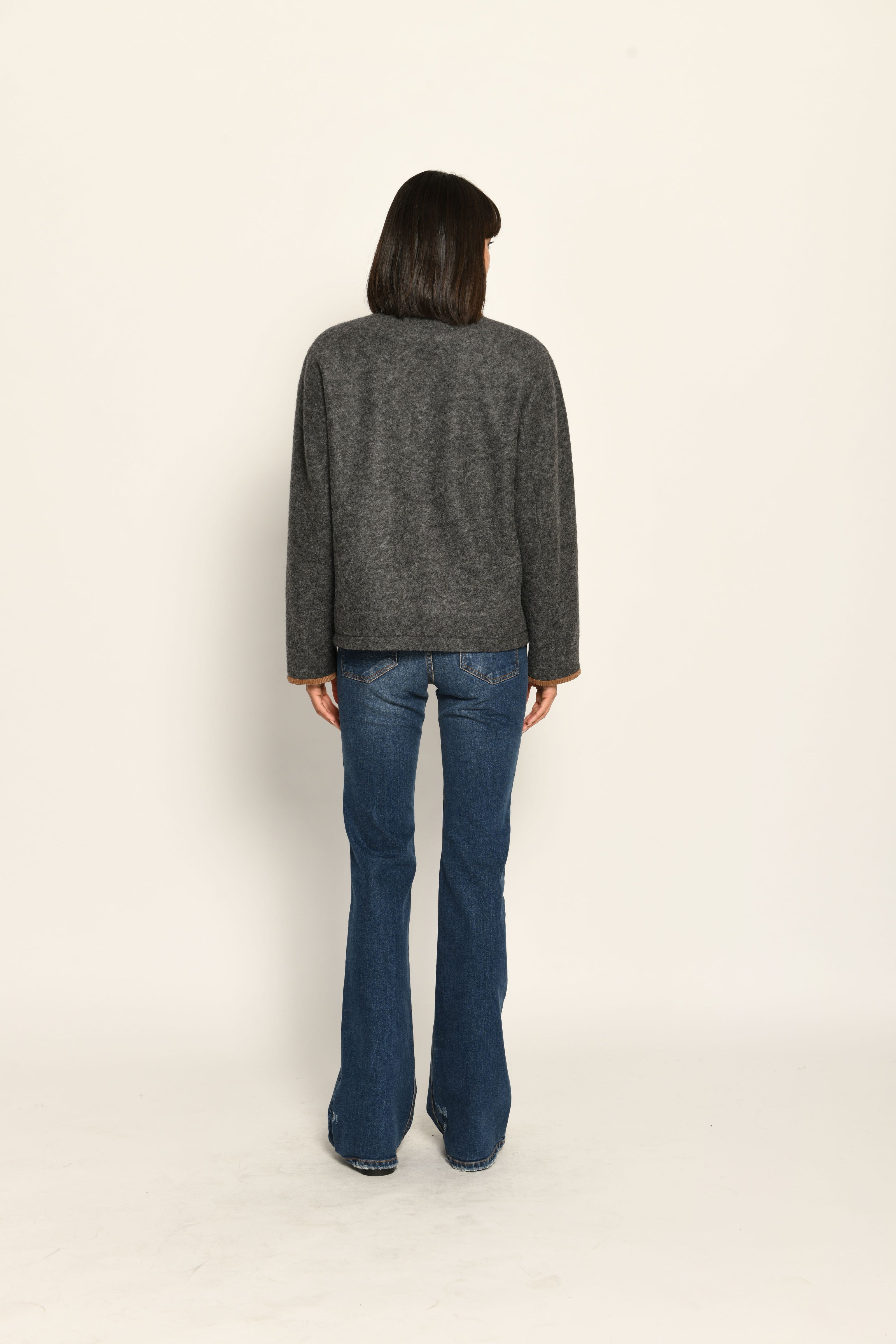 Moderne dunkelgraue Kastenjacke für Damen mit edlen braunen Cord-Details, lässig kombiniert zu Jeans – Rückansicht