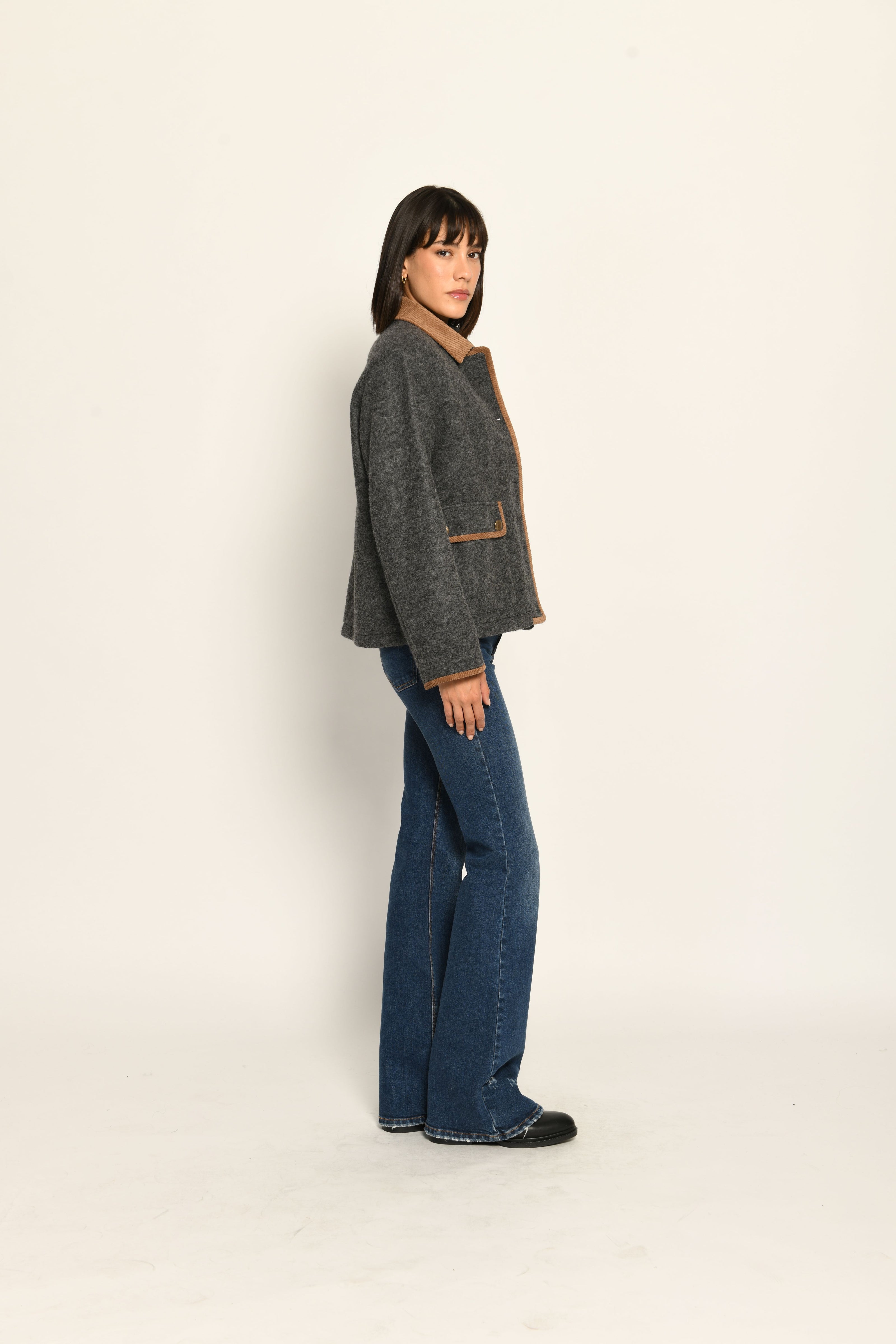Moderne dunkelgraue Kastenjacke für Damen mit edlen braunen Cord-Details, lässig kombiniert zu Jeans – Seitenansicht