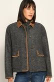 Moderne dunkelgraue Kastenjacke für Damen mit edlen braunen Cord-Details, lässig kombiniert zu Jeans – Front