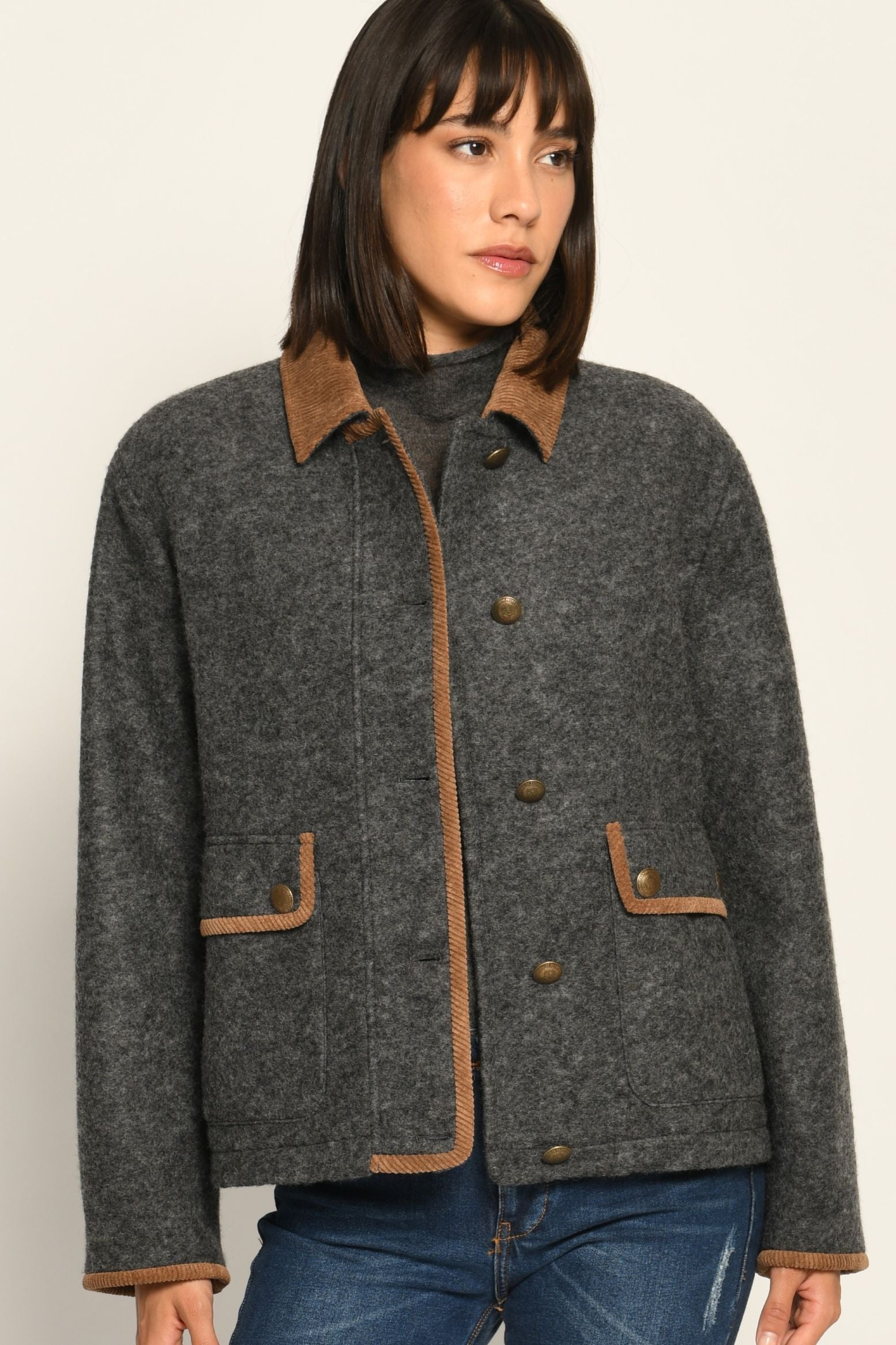 Moderne dunkelgraue Kastenjacke für Damen mit edlen braunen Cord-Details, lässig kombiniert zu Jeans – Front
