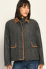 Moderne dunkelgraue Kastenjacke für Damen mit edlen braunen Cord-Details, lässig kombiniert zu Jeans – Front
