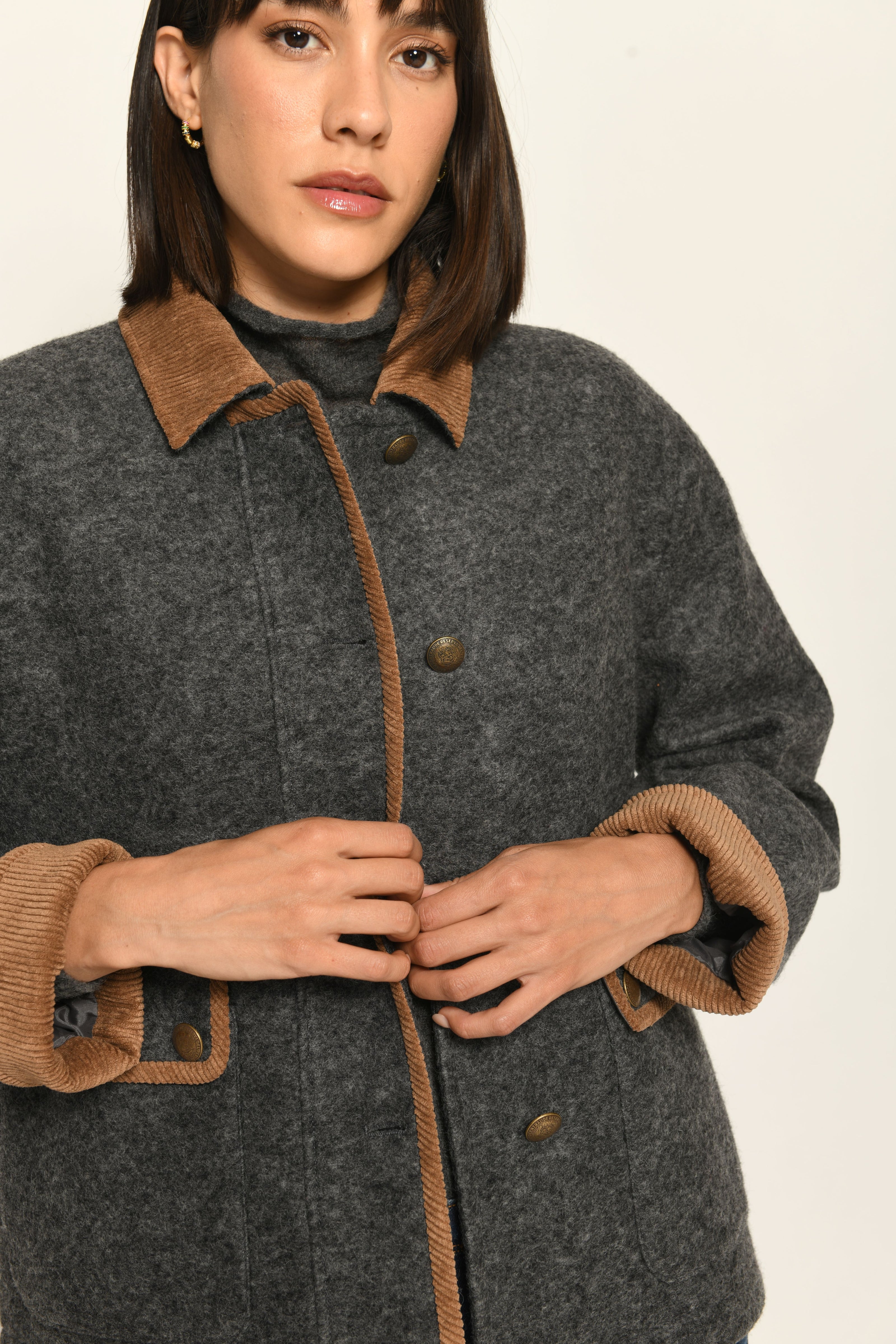 Moderne dunkelgraue Kastenjacke für Damen mit edlen braunen Cord-Details, lässig kombiniert zu Jeans – Vorderansicht