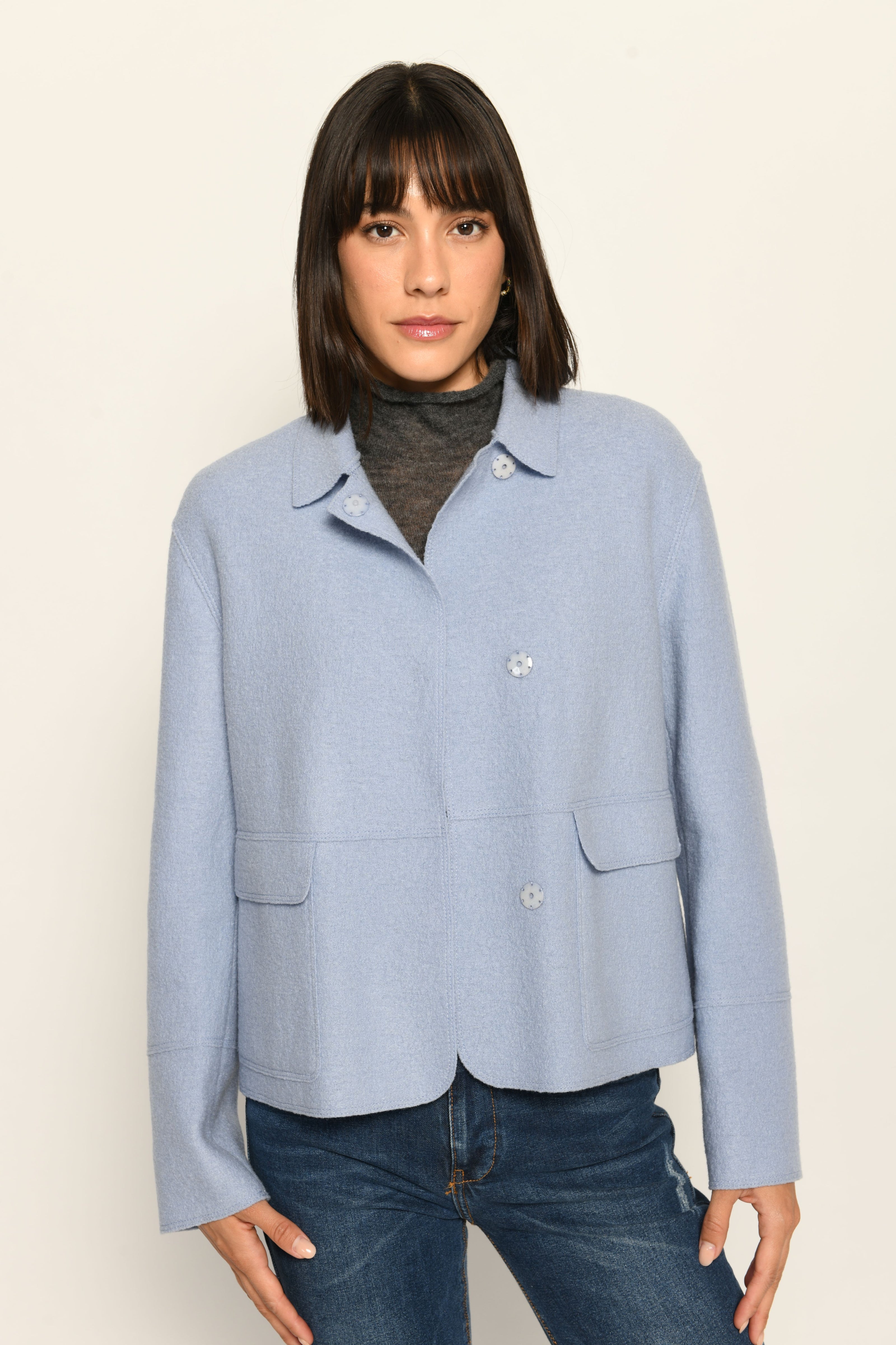 Langärmelige Kastenjacke für Damen in der Farbe Hellblau mit Taschen und Druckknöpfen – Vorderansicht