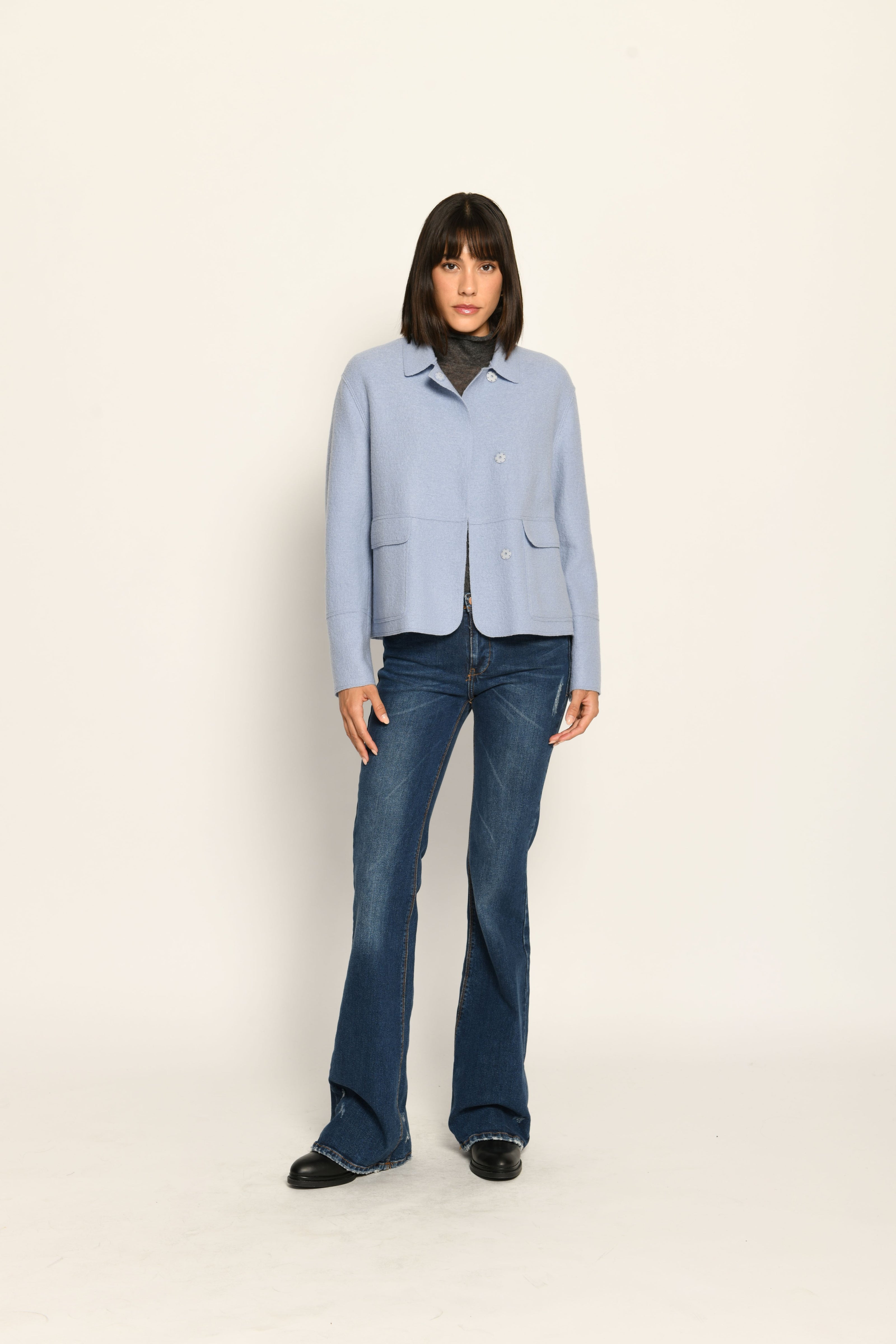 Langärmelige Kastenjacke für Damen in der Farbe Hellblau mit Taschen und Druckknöpfen – Front