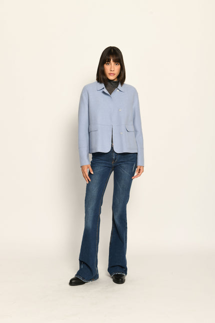 Langärmelige Kastenjacke für Damen in der Farbe Hellblau mit Taschen und Druckknöpfen – Front