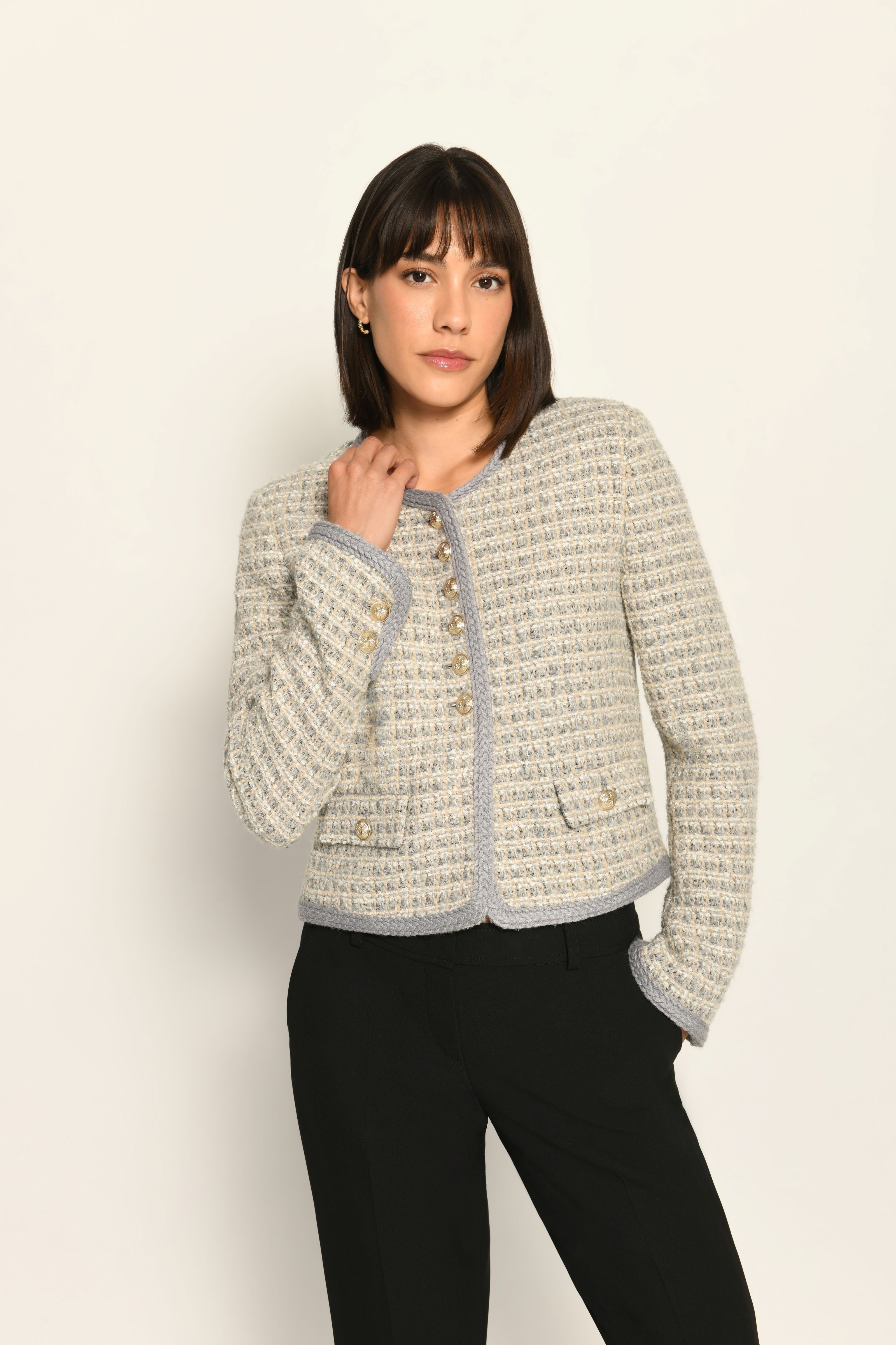 Karierte Kastenjacke für Damen in zarten Farben und mit feinem Glanzgarn der Marke White Label Premium – Vorderansicht