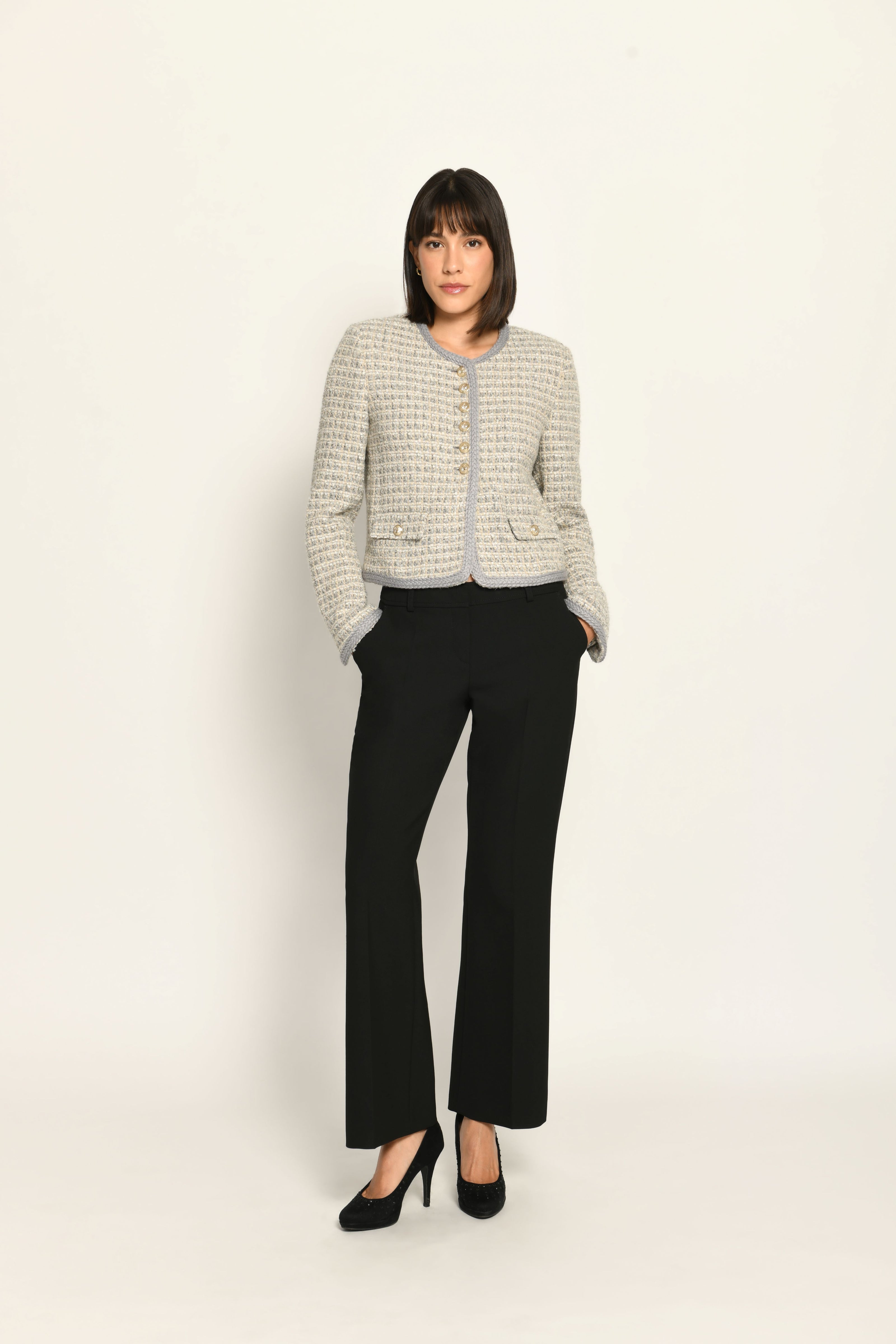 Karierte Kastenjacke für Damen in zarten Farben und mit feinem Glanzgarn der Marke White Label Premium – Vorderseite