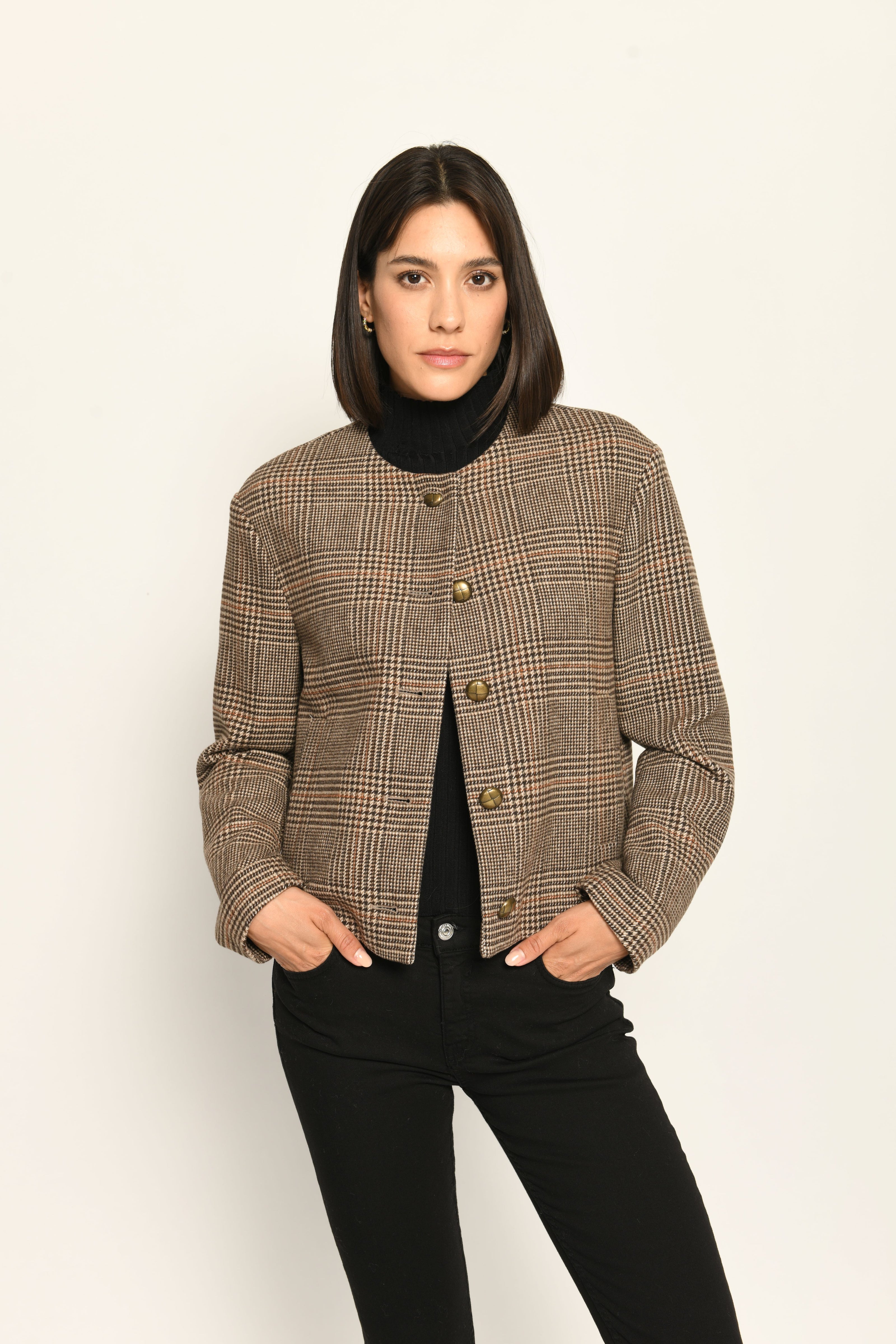 Kurze Kastenjacke für Damen im Glencheck-Dessin mit auffälligen Knöpfen, kombiniert zu schwarzer Hose – Vorderansicht