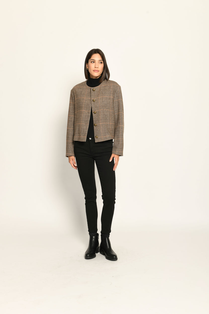 Kurze Kastenjacke für Damen im Glencheck-Dessin mit auffälligen Knöpfen, kombiniert zu schwarzer Hose – Vorderseite