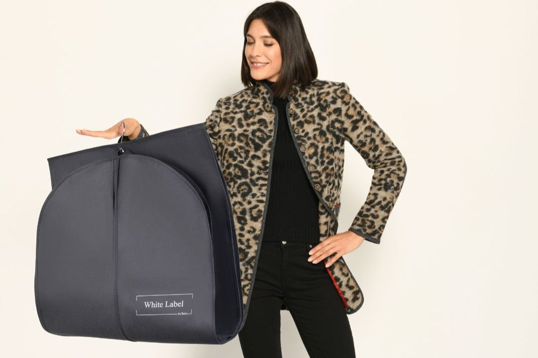 Hochwertiger grauer Kleidersack mit sichtbarem weißen Logo der Marke White Label by RoFa und großem Reißverschluss. - Gefaltet