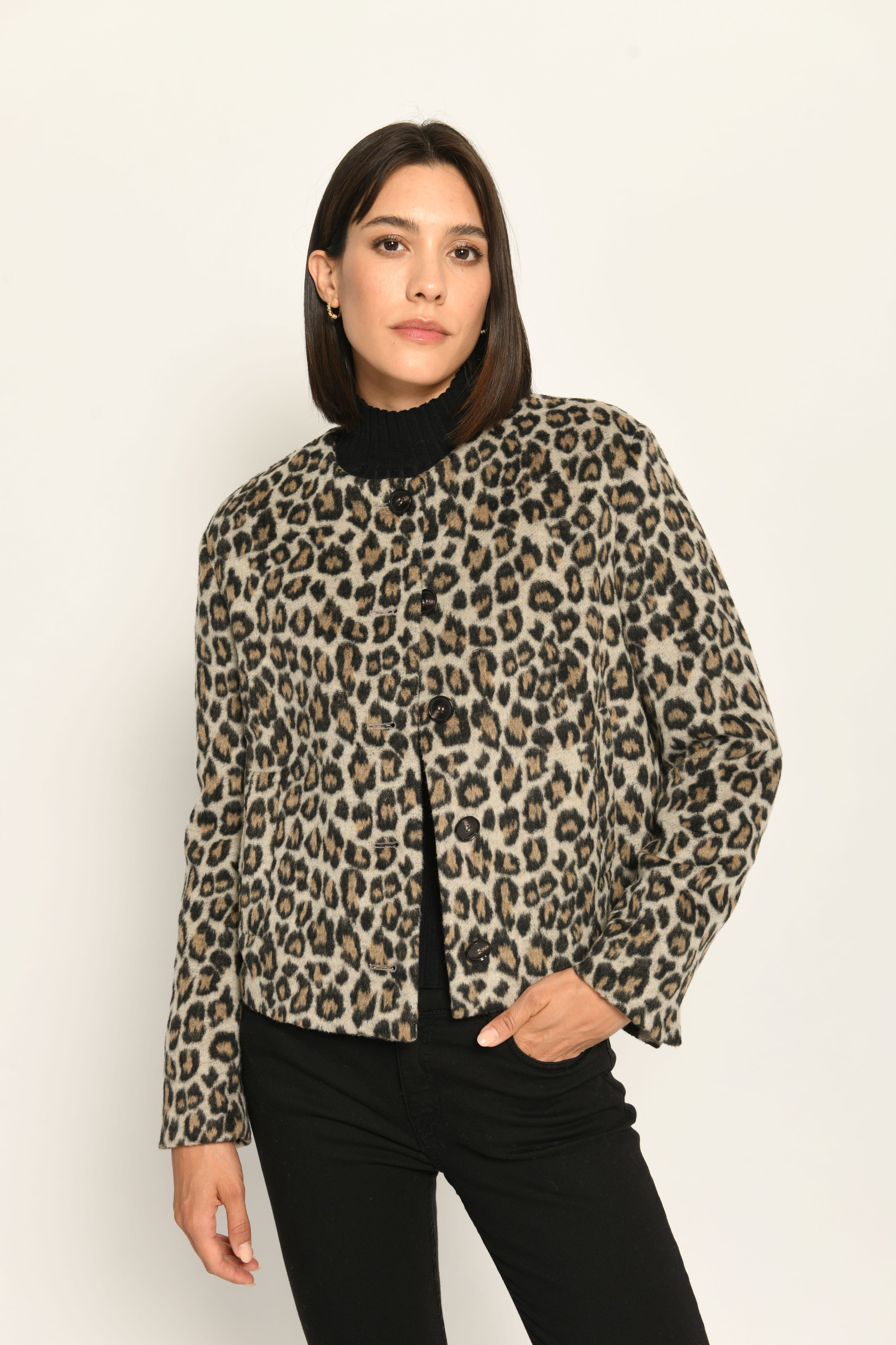 Leo-Kastenjacke mit Rundhalsausschnitt und Knopfleiste, lässig kombiniert zu schwarzer Jeans – Vorderansicht