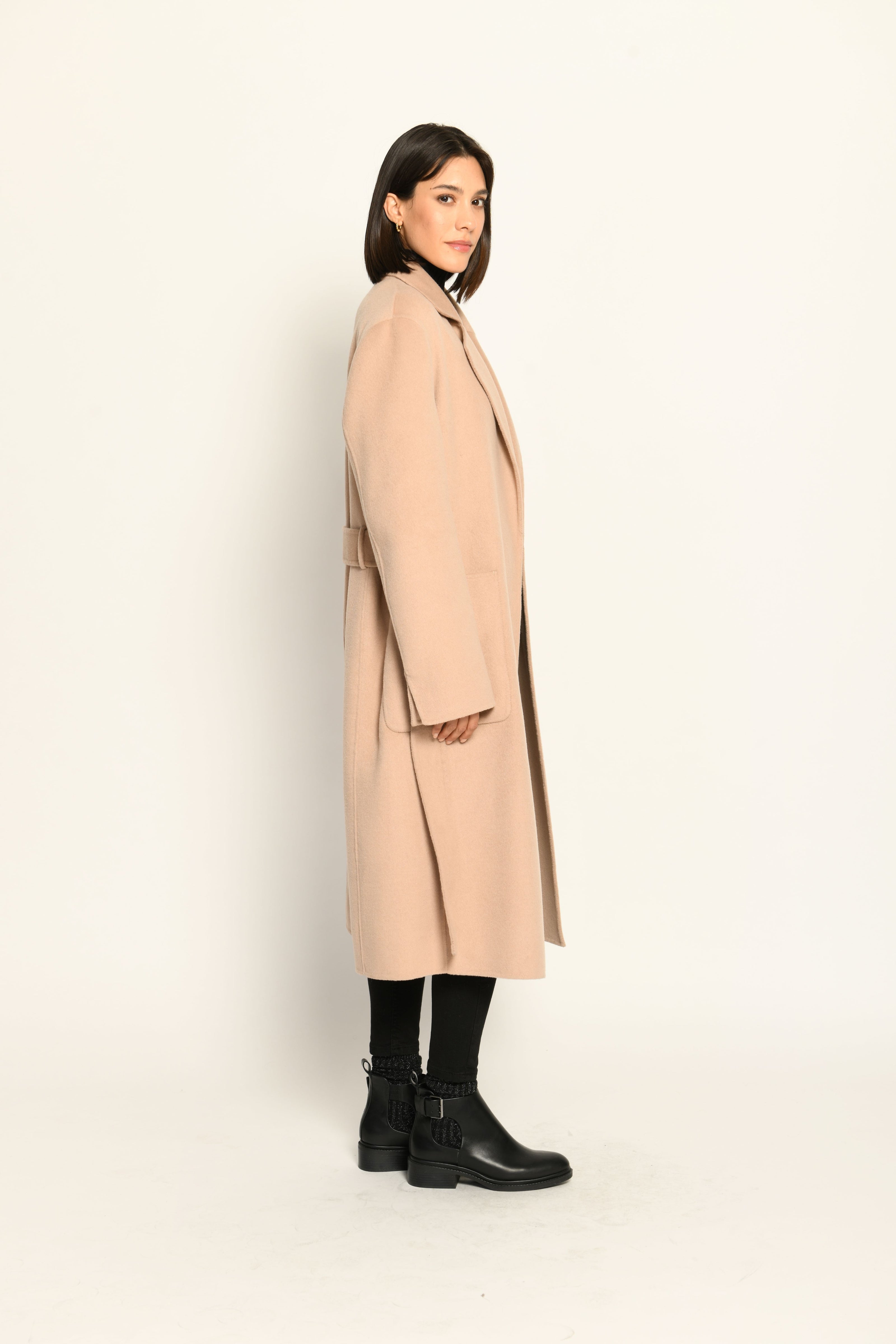 Langer Mantel für Damen in der Farbe Camel mit Reverskragen, Bindegürtel und aufgesetzten Taschen – Seitenansicht rechts