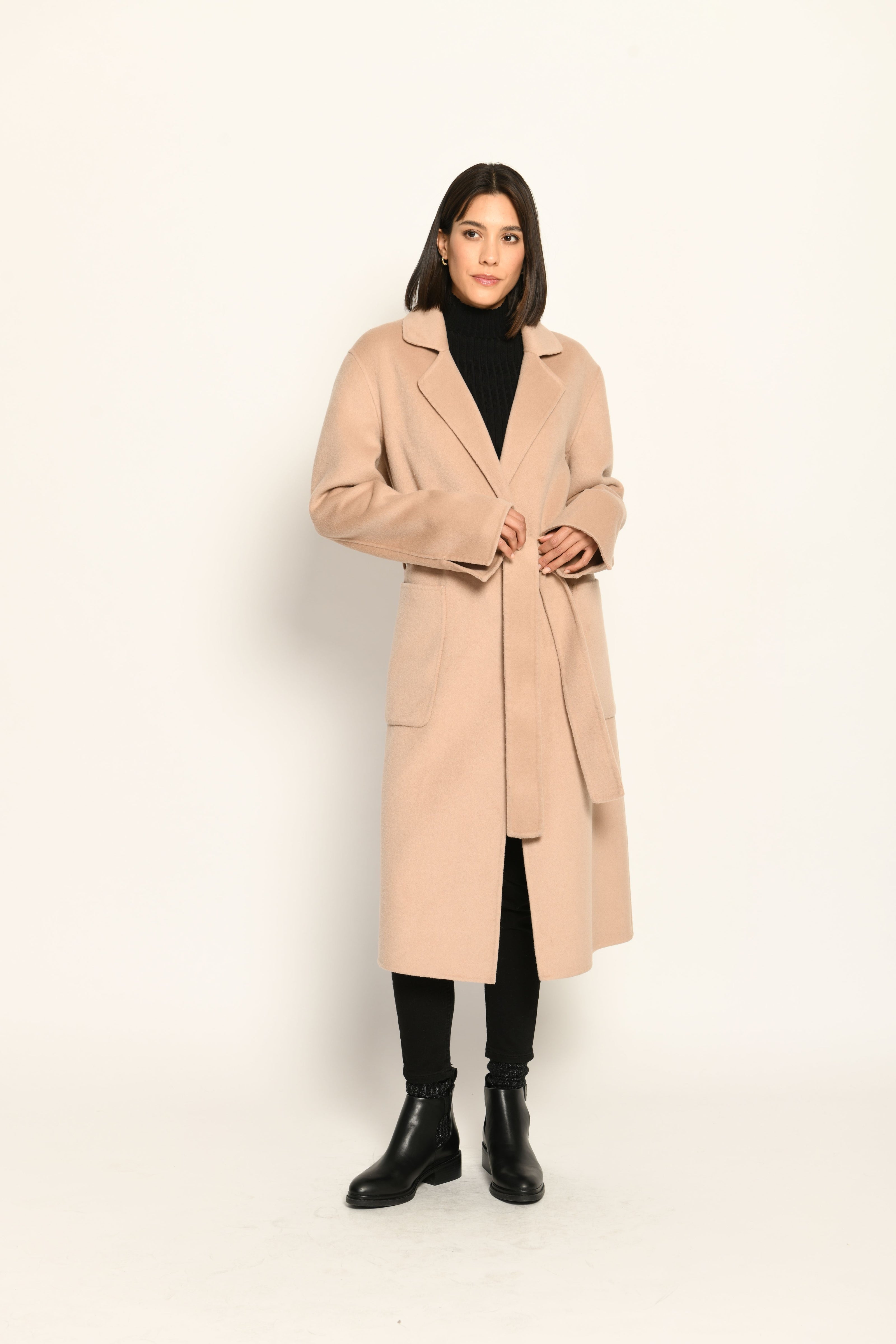 Langer Mantel für Damen in der Farbe Camel mit Reverskragen, Bindegürtel und aufgesetzten Taschen – Vorderansicht