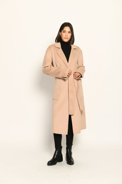 Langer Mantel für Damen in der Farbe Camel mit Reverskragen, Bindegürtel und aufgesetzten Taschen – Vorderansicht