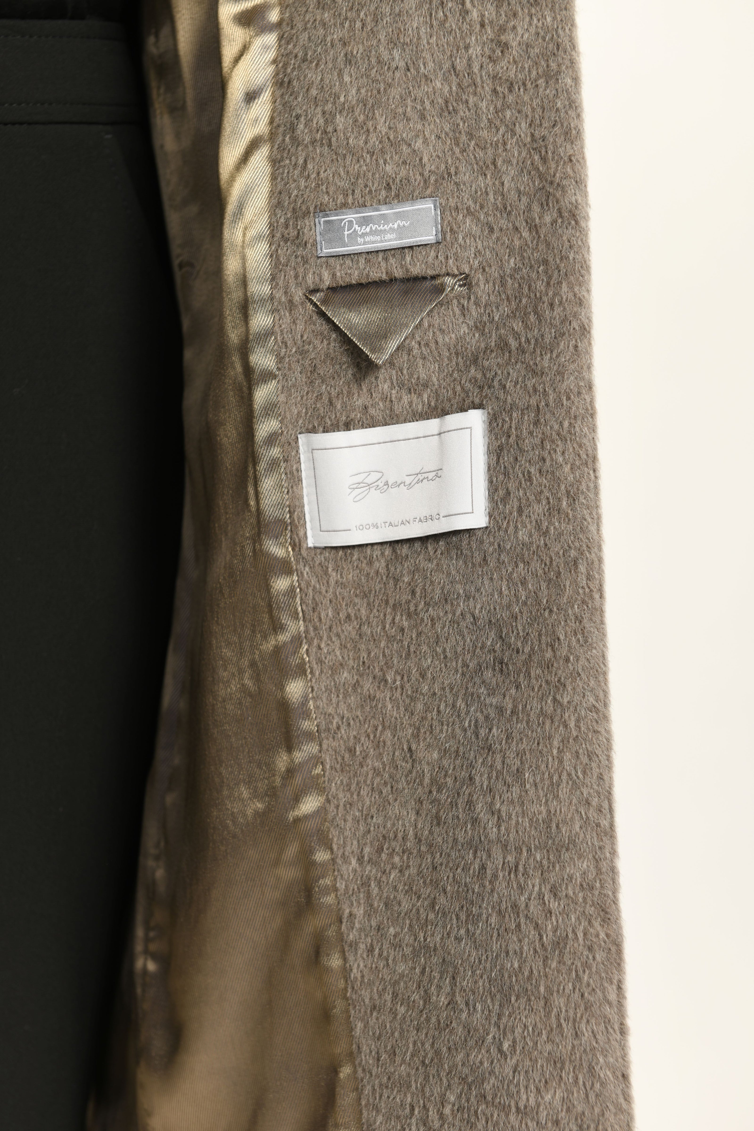 Foto der linken Innenseite des Mantels zeigt Innenfutter inklusive Label von White Label Premium.