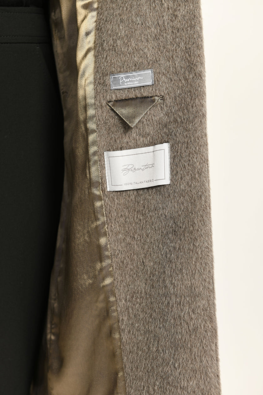 Foto der linken Innenseite des Mantels zeigt Innenfutter inklusive Label von White Label Premium.