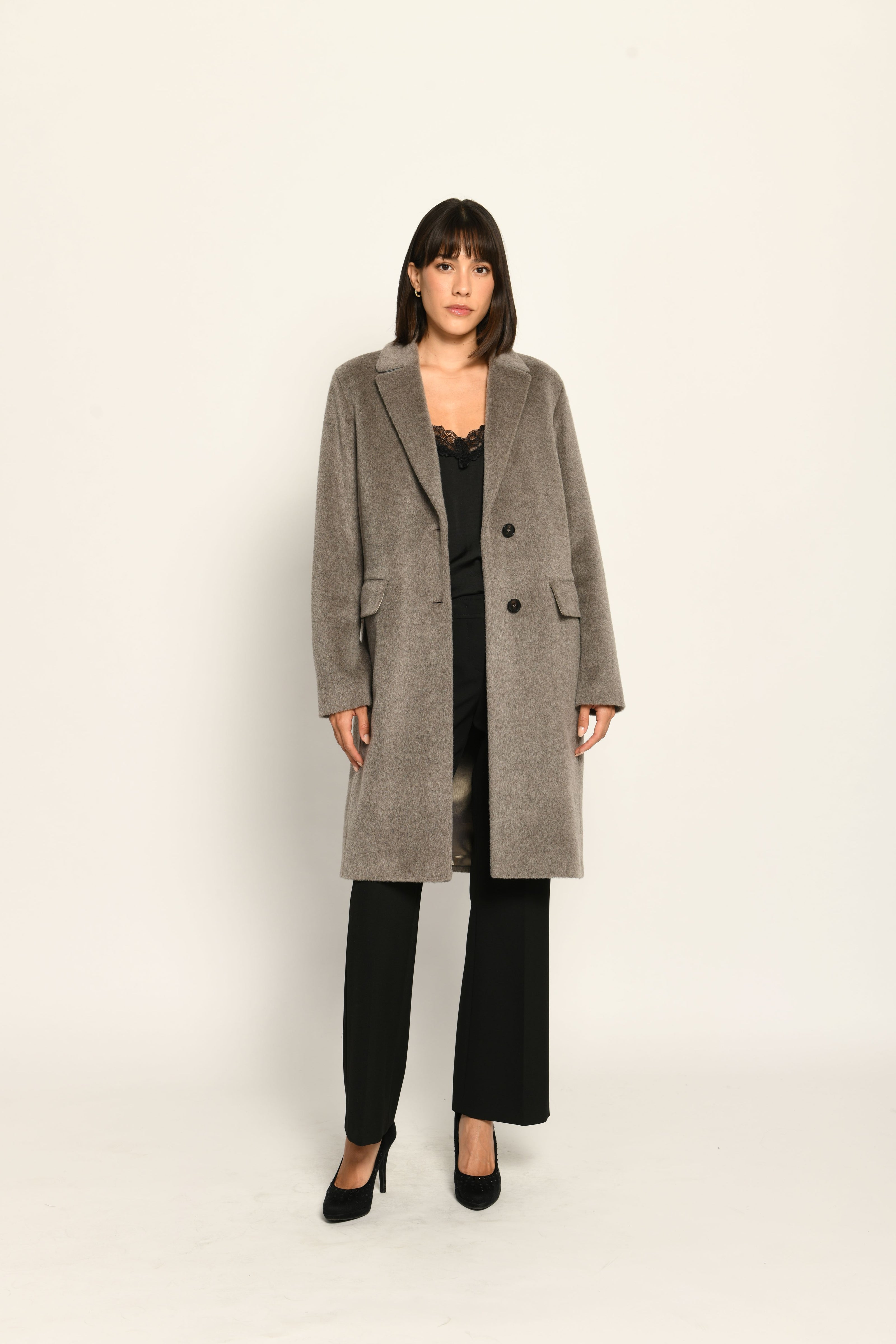 Mantel für Damen aus weicher Flauschware mit Reverskragen, kombiniert mit schwarzer Stoffhose – Vorderansicht