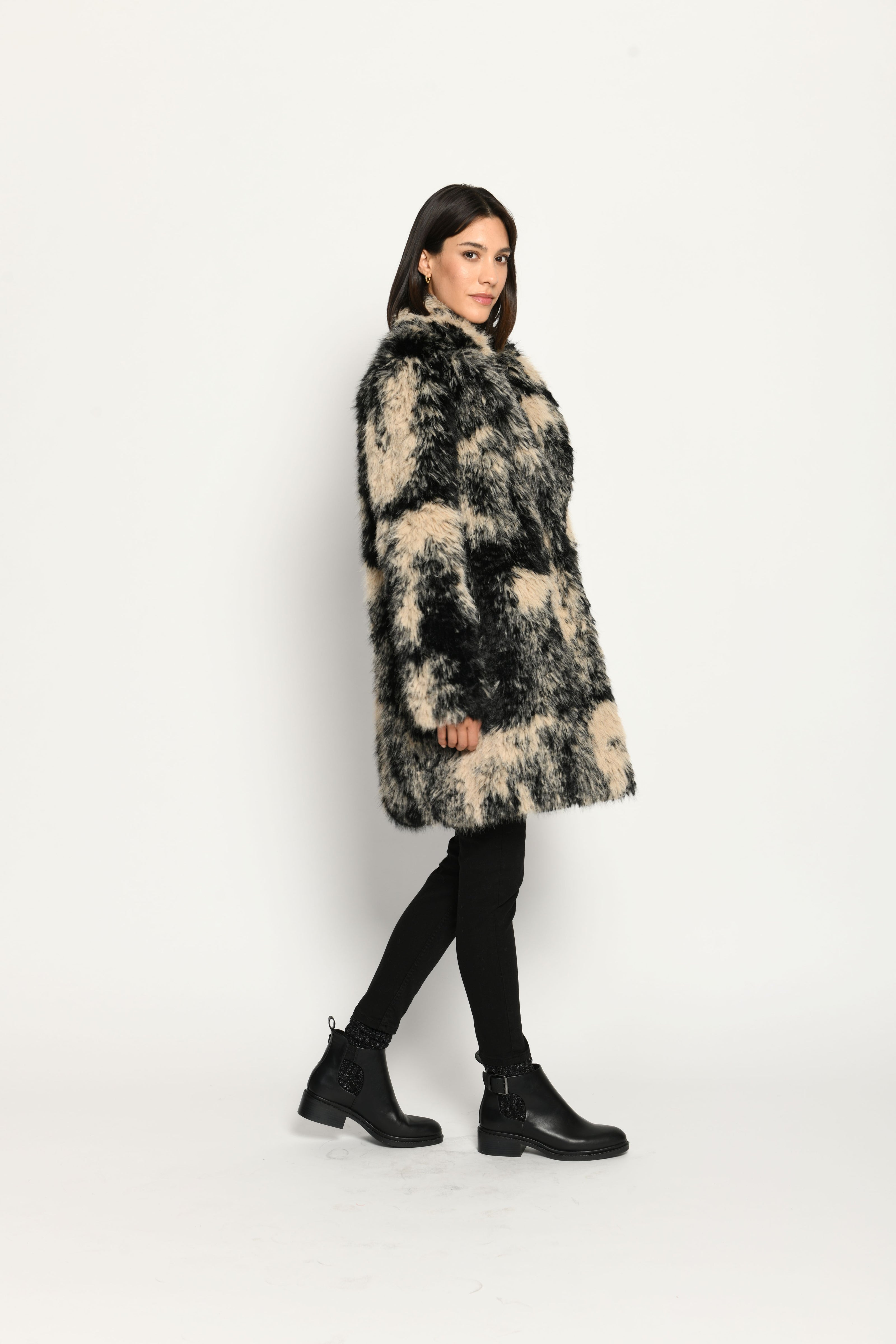 Damenmantel aus langhaarigem schwarz-beigen Webpelz für den Winter – Seitenansicht von links