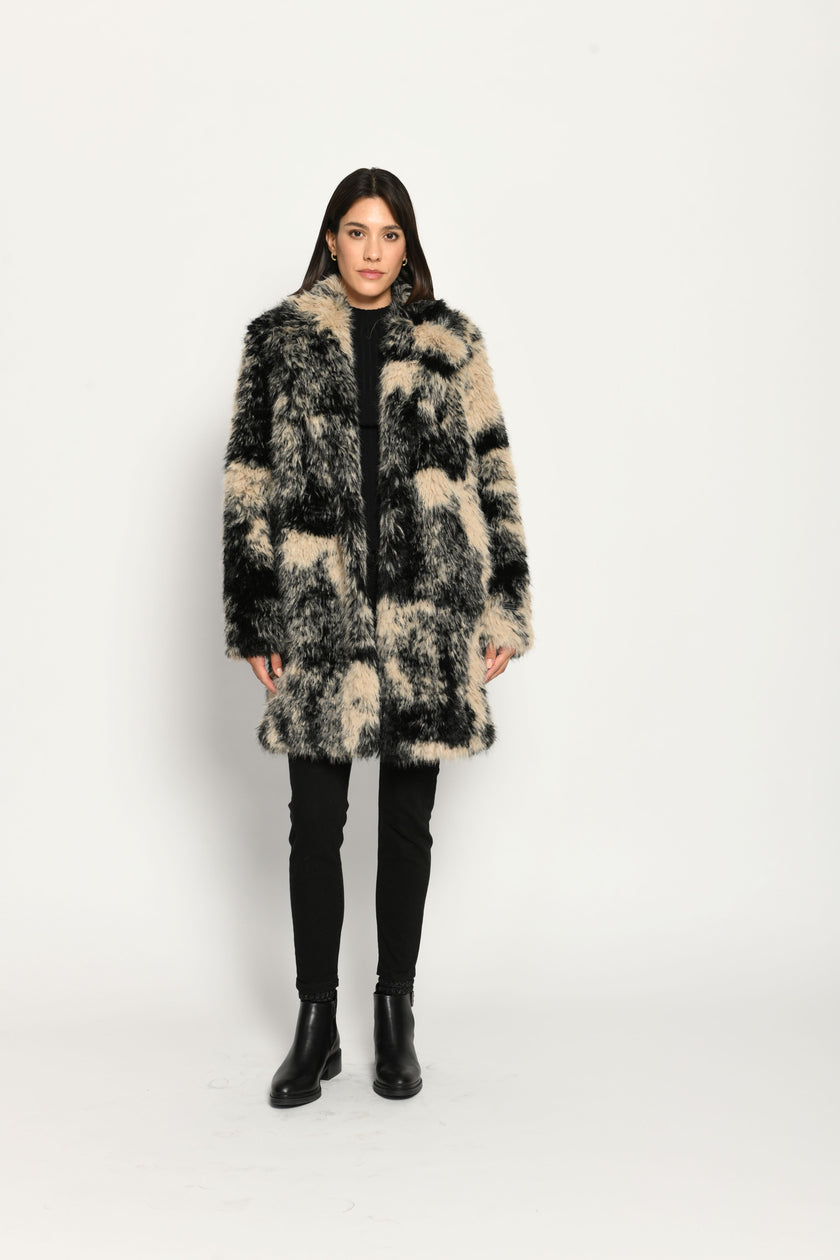 Damenmantel aus langhaarigem schwarz-beigen Webpelz für den Winter – Vorderansicht, offen getragen