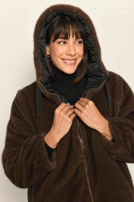 Kurzmantel für Damen aus braunem, flauschigem Pelzimitat mit Kapuze und gerader Passform.