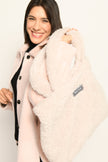 Plüschtasche aus Webpelz in der Farbe Creme mit Reißverschluss und zwei langen Henkeln – Vorderansicht.