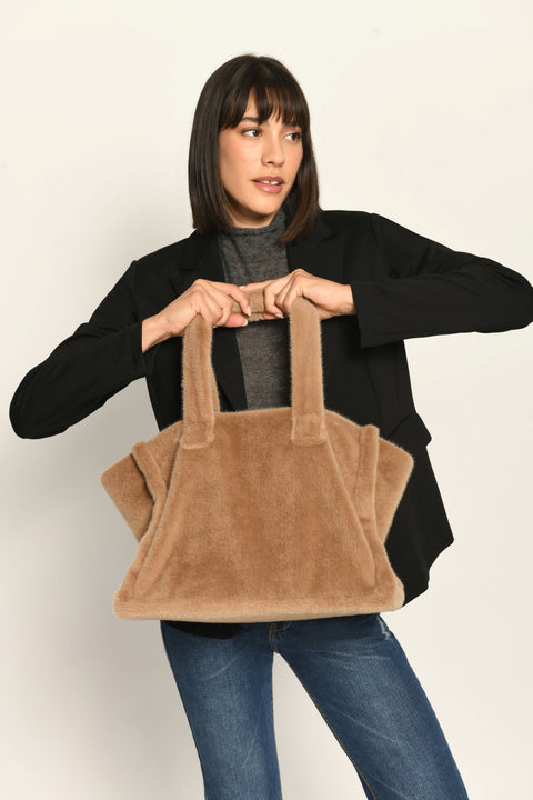 Plüschtasche aus Webpelz in der Farbe Braun mit Innentasche, Reißverschluss und zwei Henkeln zum Tragen.