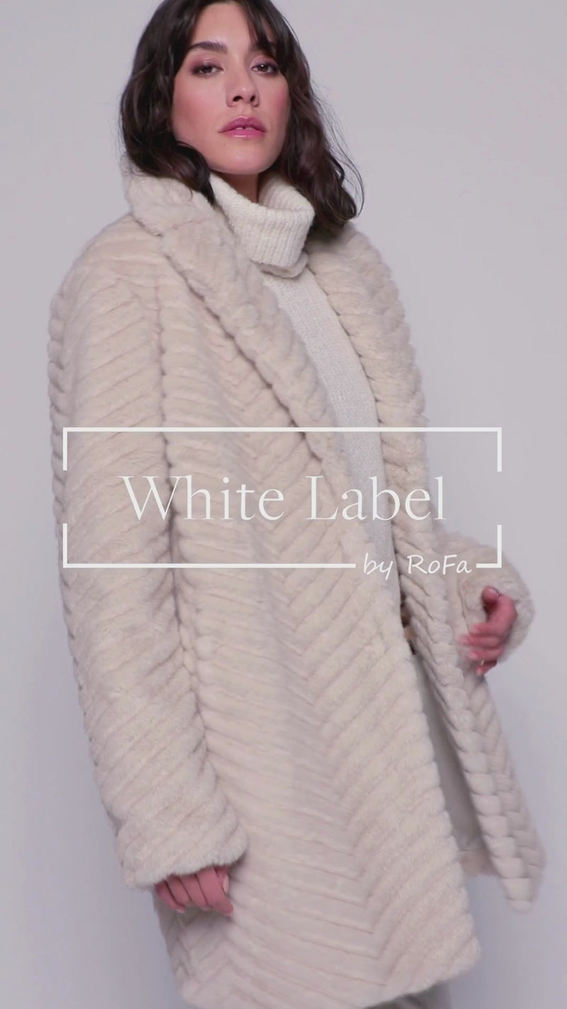 Wintermantel für Damen in Fischgratstruktur und der Farbe Ecru lässig kombiniert zu einer schwarzen Jeans – Video