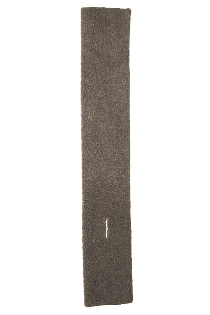 Kuschelig weicher Webpelzschal in der Farbe Taupe, aufgefaltet und in voller Größe sichtbar. 