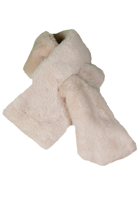 Kuschelig weicher Webpelzschal für Damen in der Farbe weiß, schön gebunden. 