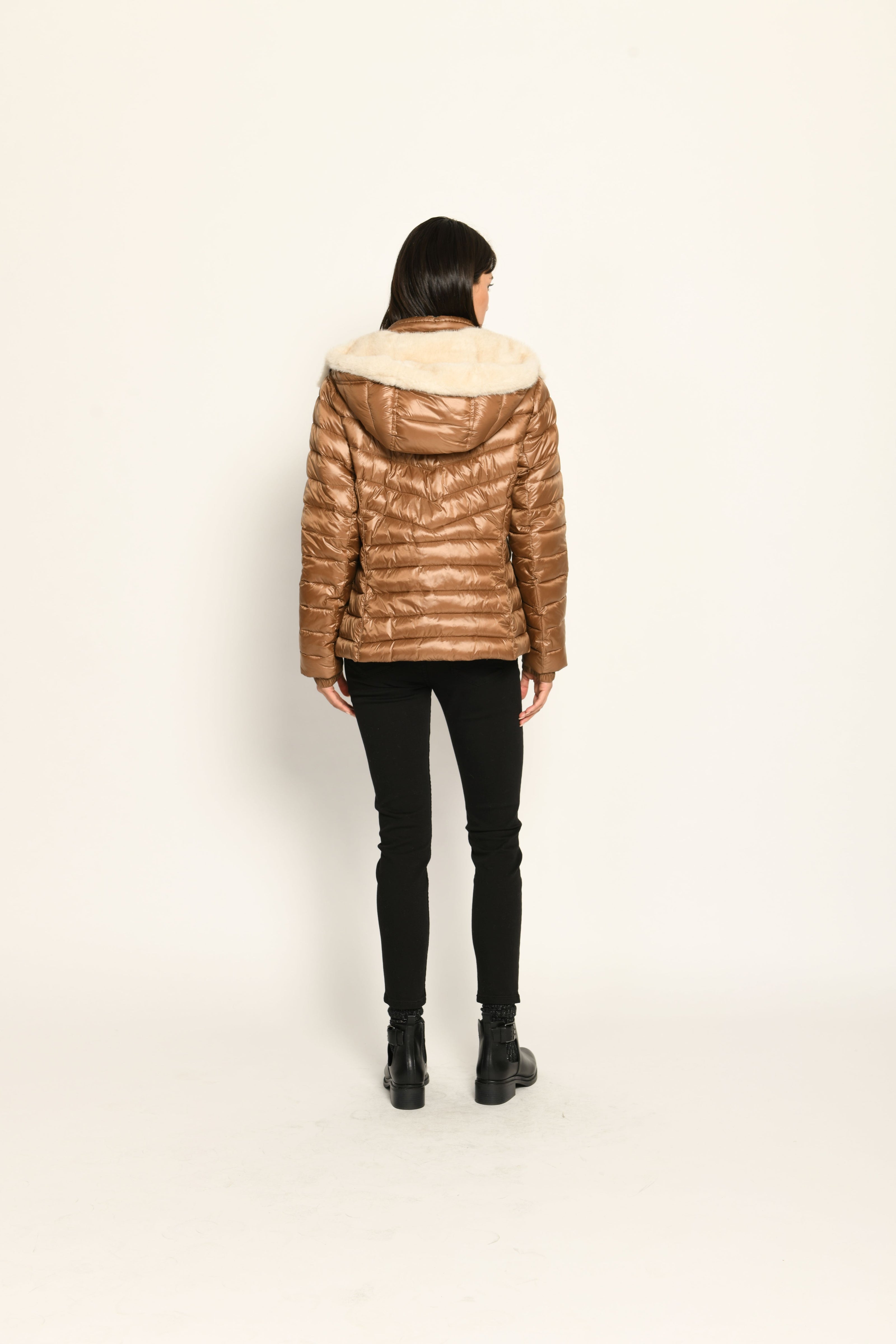 Steppjacke für Damen in der Farbe Braun mit Kapuze aus Webpelz und veganer Daunenfüllung – Rückansicht