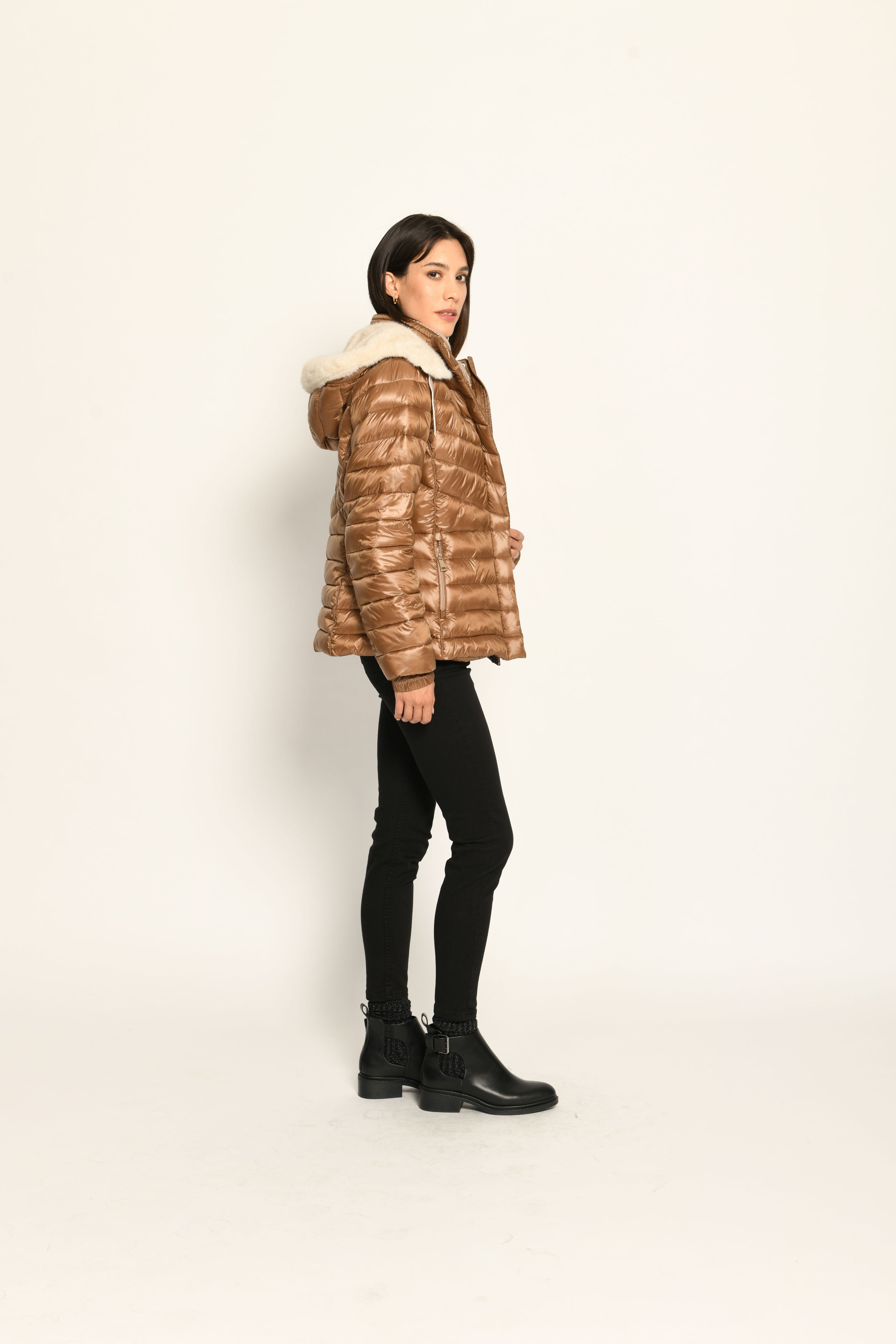 Steppjacke für Damen in der Farbe Braun mit Kapuze aus Webpelz und veganer Daunenfüllung – Seitenansicht