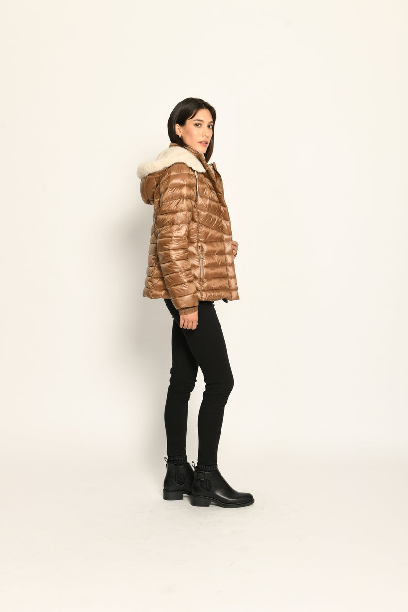 Steppjacke für Damen in der Farbe Braun mit Kapuze aus Webpelz und veganer Daunenfüllung – Seitenansicht