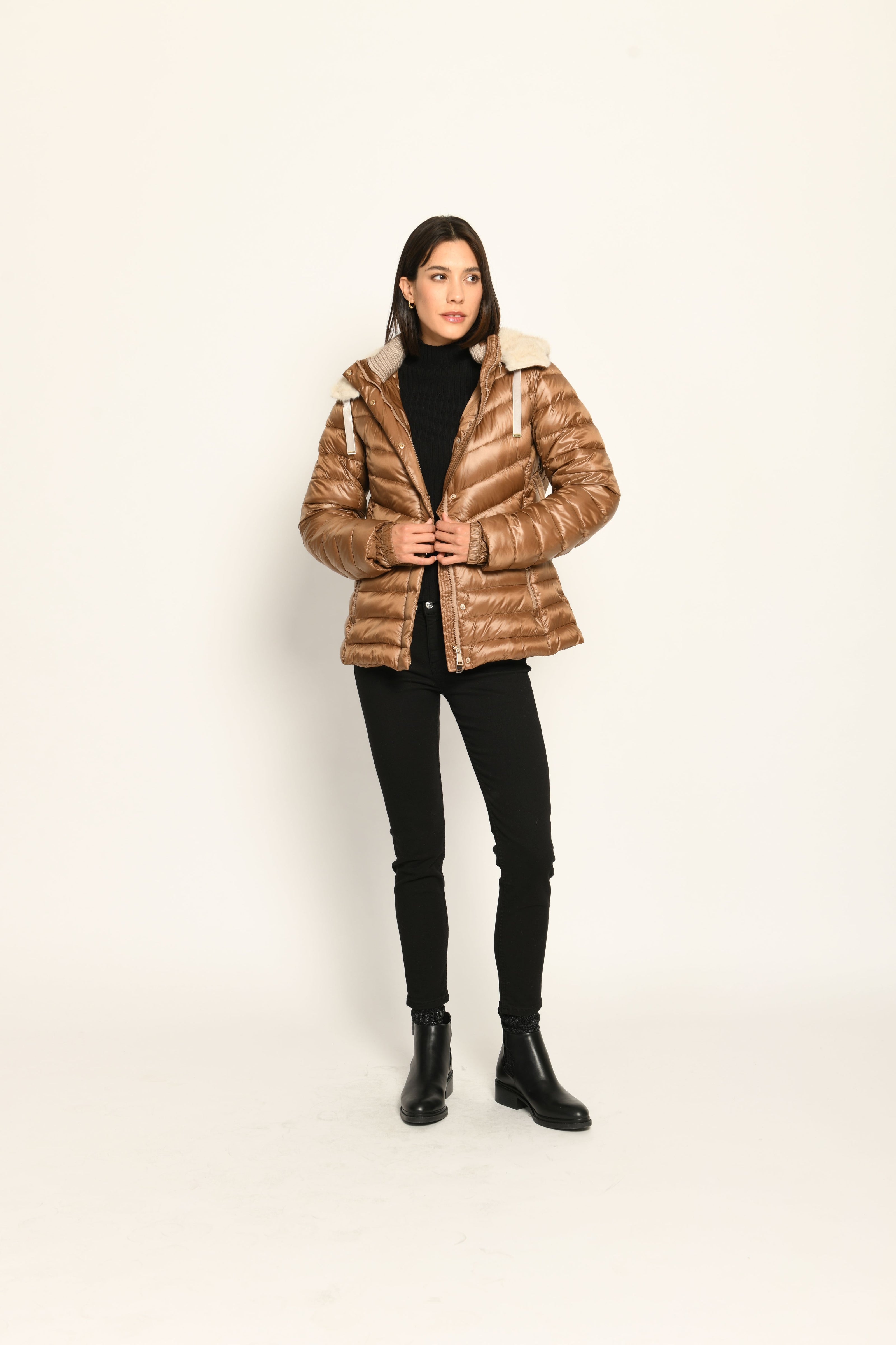 Steppjacke für Damen in der Farbe Braun mit Kapuze aus Webpelz und veganer Daunenfüllung – Vorderansicht