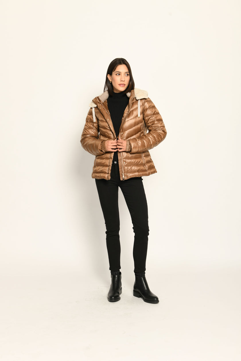 Steppjacke für Damen in der Farbe Braun mit Kapuze aus Webpelz und veganer Daunenfüllung – Vorderansicht